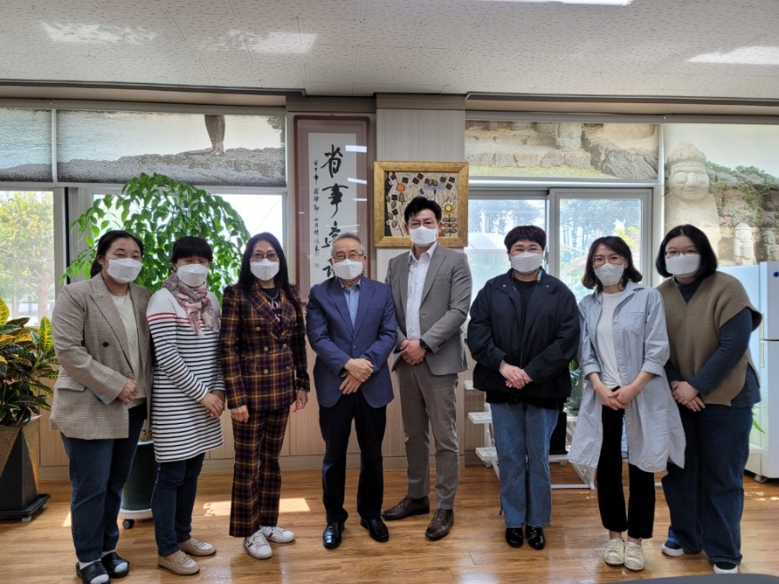 일괄편집_8_1.탐라중 학교운영위원회, 특수교육대상 학생들에게 제42회 장애인의 날 기념 선물 전달1.jpg
