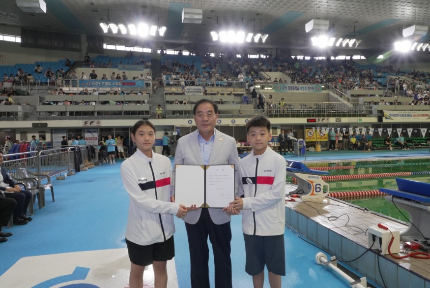 20240713 하윤수 교육감 13일 교육감기 초·중학교 수영대회 격려(사진설명)_붙임3.jpg