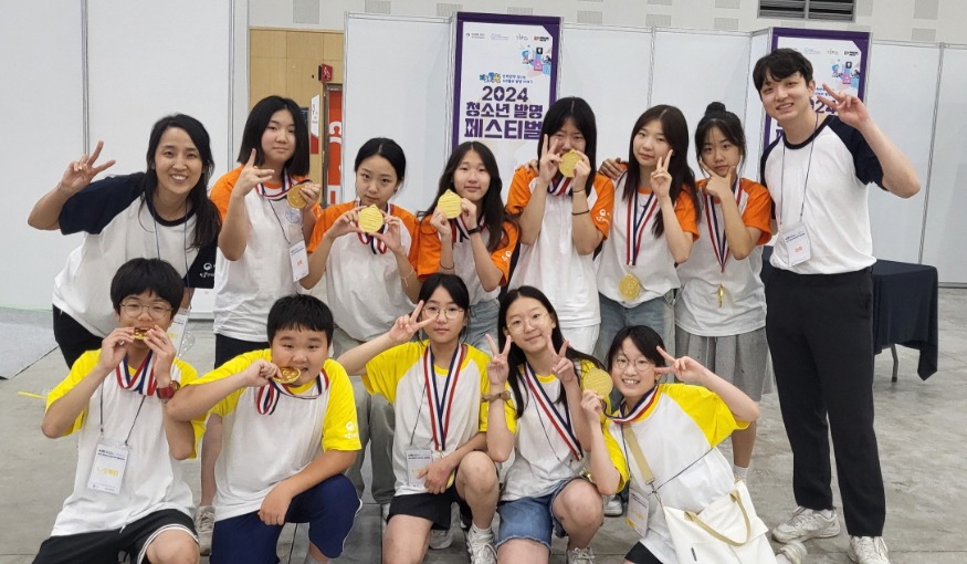 1-대상을수상한초등부(앞줄)와중학교부학생들이기념사진을찍고있는모습.jpg