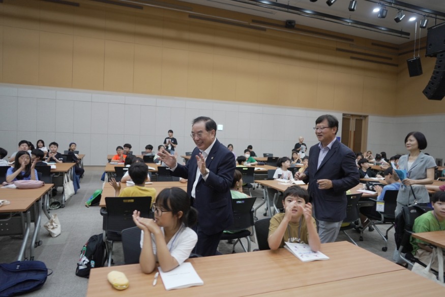 20240820 하윤수 교육감 20일 초등 상상실현 캠프 개강 축하(사진설명)_붙임1.jpg