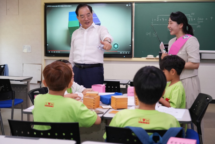 20240823 하윤수 교육감 23일 여름방학 특별캠프 개강 축하(사진설명)_붙임2.jpg