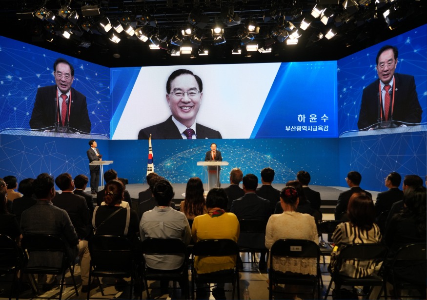 20240927 하윤수 교육감 27일 교육공동체 회복 대토론회 종합토론 격려(사진설명)_붙임2.jpg
