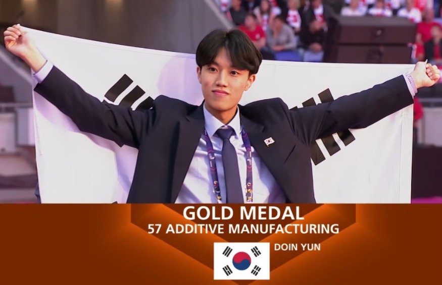20241002 부산기계공고 졸업생 윤도인, 국제기능올림픽 적층제조 금메달 수상_붙임1(수상모습).jpg