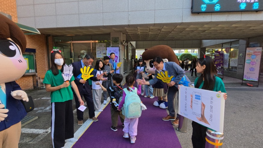 [크기변환]2.인천광역시교육청, 학교폭력 예방을 위한 적극적인 행보! 학교로 찾아가는 등굣길 학교폭력 예방 캠페인 “제비꽃길 캠페인” 실시.jpg