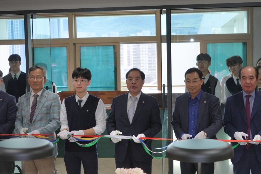 20241002 하윤수 교육감 2일 부산사대부고 더불어 숲 공부방 개관 축하(사진설명)_붙임1.jpg