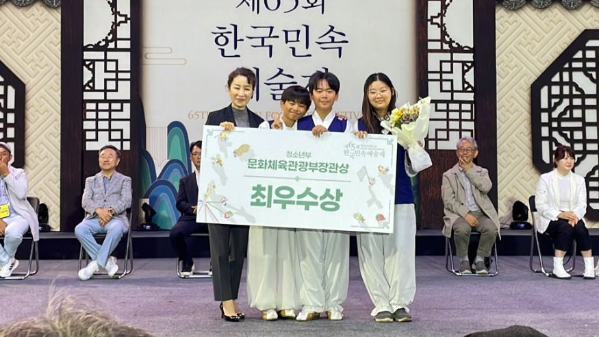 20241016 부산 배영초, 제65회 한국민속예술제 청소년부 2개 부문 수상_붙임2(최우수상 수상모습).jpg