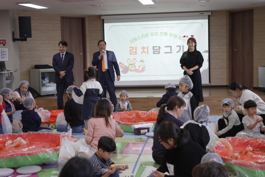 20241122 하윤수 교육감 22일 김치 담그기 행사 참석(사진설명)_붙임5.jpg