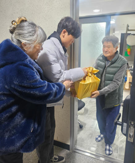 1- 4-1-지역어르신께 김치 전달.jpg