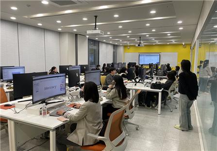 20250110 부산교육연구정보원, 디지털 교육 혁신 위한 2025년 비전 제시_붙임(메타버스 교육 연수 모습).jpg