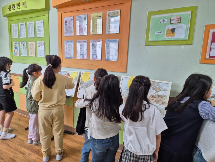 20250205 부산시민도서관, 책·원화 꾸러미 학교로 배달해드립니다_붙임(원화 감상 모습).jpg