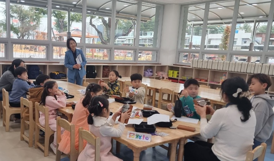 사진1_3월 4일 ‘밀양 다봄’이 개관하여 학생들이 돌봄교실에 프로그램에 참여하고 있다.jpg