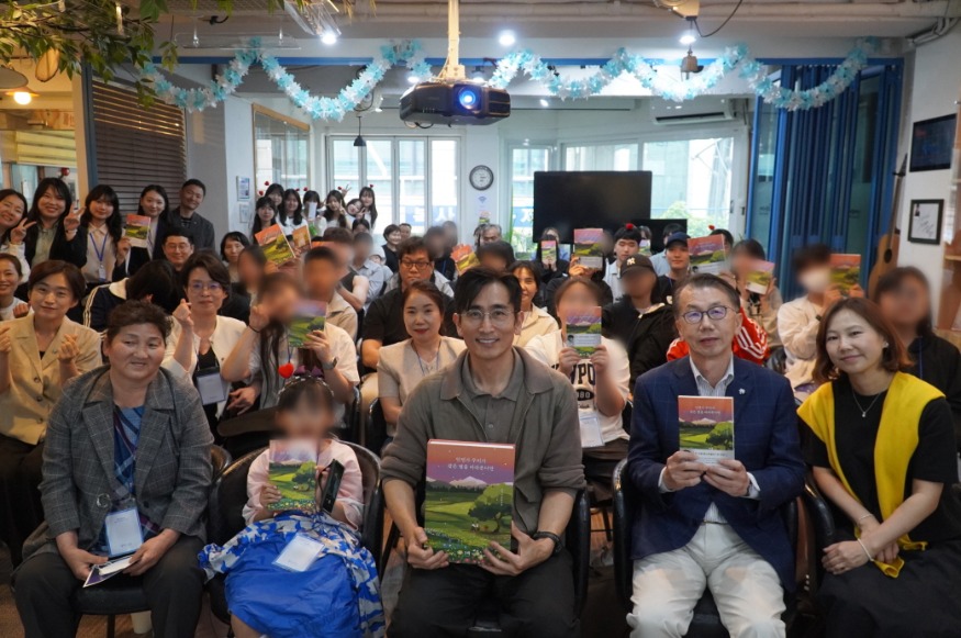 일괄편집_사본 -사진1) 푸른나무재단 대현장학 수여식_특별강연자 차인표 님과의 단체사진.jpg