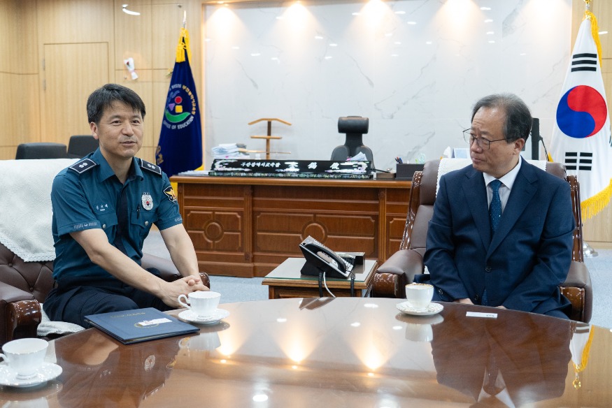 20250521 김석준 교육감, 우암초 통학로 안전 지킨 경찰관에 감사장 수여_붙임3.jpg