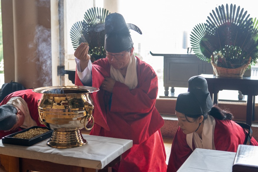 20250526 김석준 교육감, 초헌관 맡아 제433주년 충렬사 제향 봉행(사진설명)_붙임2.JPG