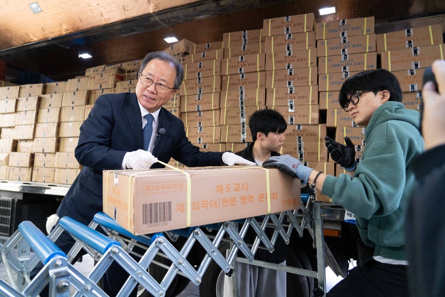 붙임2) 김석준 교육감 10일 부산 도착한 수능문답지 확인.jpg