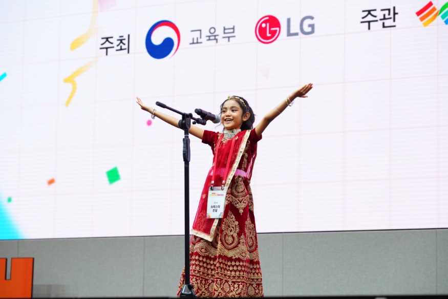 20251111 부산 광남초, 전국 이중언어말하기대회 대상 수상_붙임1(슈레스타 몬달 발표 모습).JPG