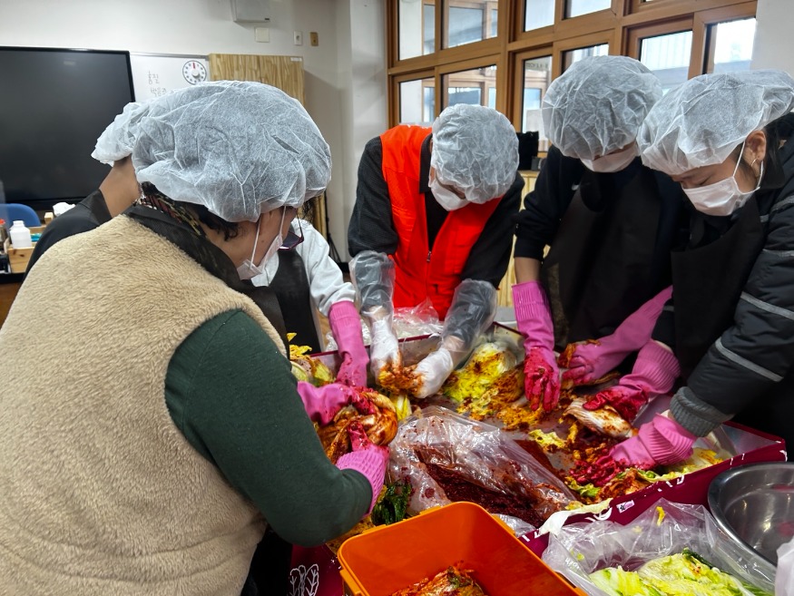 20251211 부산 금곡중, 가족과 함께한 김장행사로 지역이웃에 온정 전해_붙임1(김장하는 모습).jpg