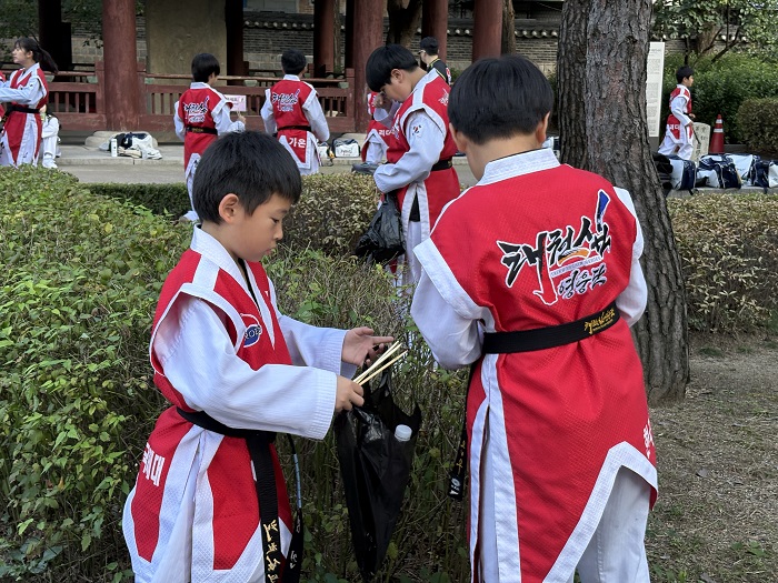 s-태권십 환경정화 탑골공원.jpg