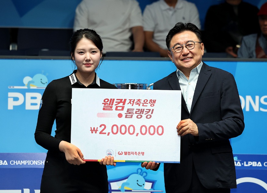 060A0816 권발해(왼쪽)가 23일 '고양 킨텍스 PBA 스타디움'에서 열린 '우리금융캐피탈 LPBA 챔피언십 2026' 시상식에서 웰컴톱랭킹을 수상하고 있다. 오른쪽은 PBA 장상진 부총재.jpg