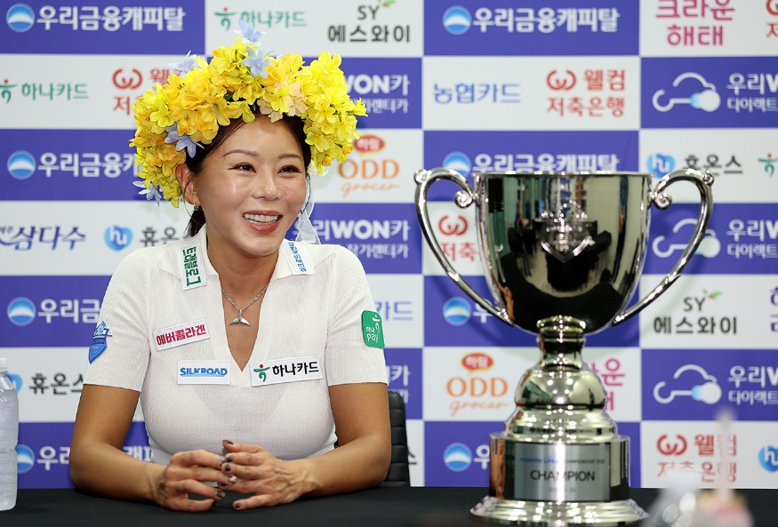 060A1603 김가영이 23일 '고양 킨텍스 PBA 스타디움'에서 열린 '우리금융캐피탈 LPBA 챔피언십 2026' 시상식 종료 후 진행된 기자회견에서 인터뷰를 하고 있다.jpg