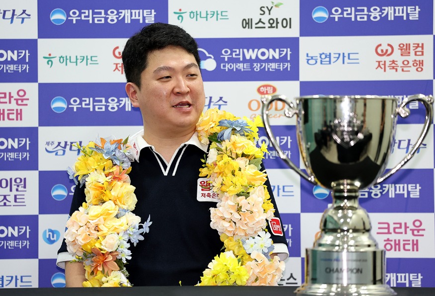 060A2758 조건휘가 24일 '고양 킨텍스 PBA 스타디움'에서 열린 '우리금융캐피탈 PBA 챔피언십' 시상식 이후 진행된 기자회견에서 인터뷰를 하고 있다.jpg