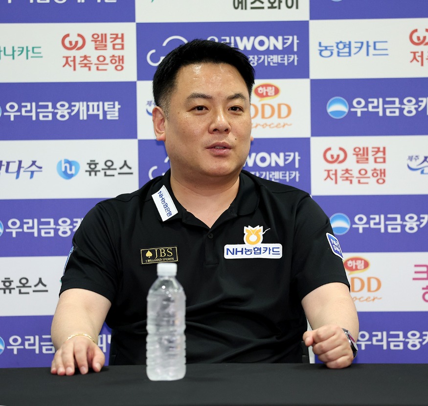 060A2753 조재호가 24일 '고양 킨텍스 PBA 스타디움'에서 열린 '우리금융캐피탈 PBA 챔피언십' 시상식 이후 진행된 기자회견에서 인터뷰를 하고 있다.jpg