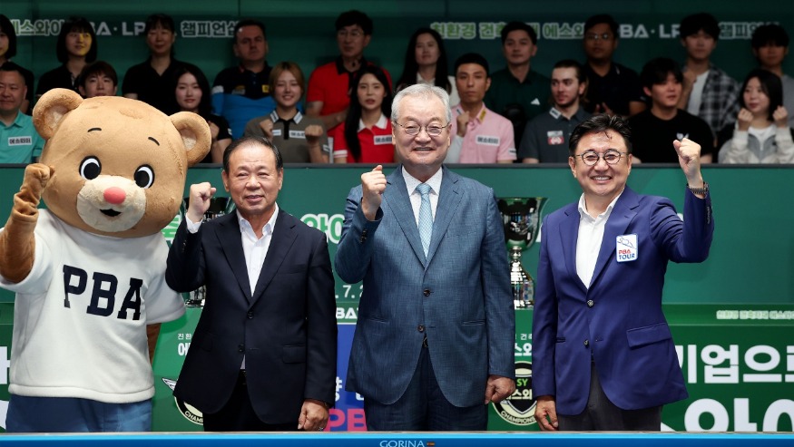 [크기변환]060A0672 (왼쪽부터) 빌리베어, 에스와이 홍성균 부회장, PBA 윤영달 총재, PBA 장상진 부총재가 28일 '고양 킨텍스 PBA 스타디움'에서 개막식이 끝나고 기념 사진을 찍고 있다.jpg